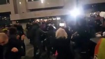 Ankara Büyükşehir Belediyesi önünde eylem yapan ODTÜ'lülere polis müdahale etti