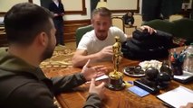 Sean Penn entrega su Oscar a Zelenski mientras Ucrania intensifica su ofensiva militar