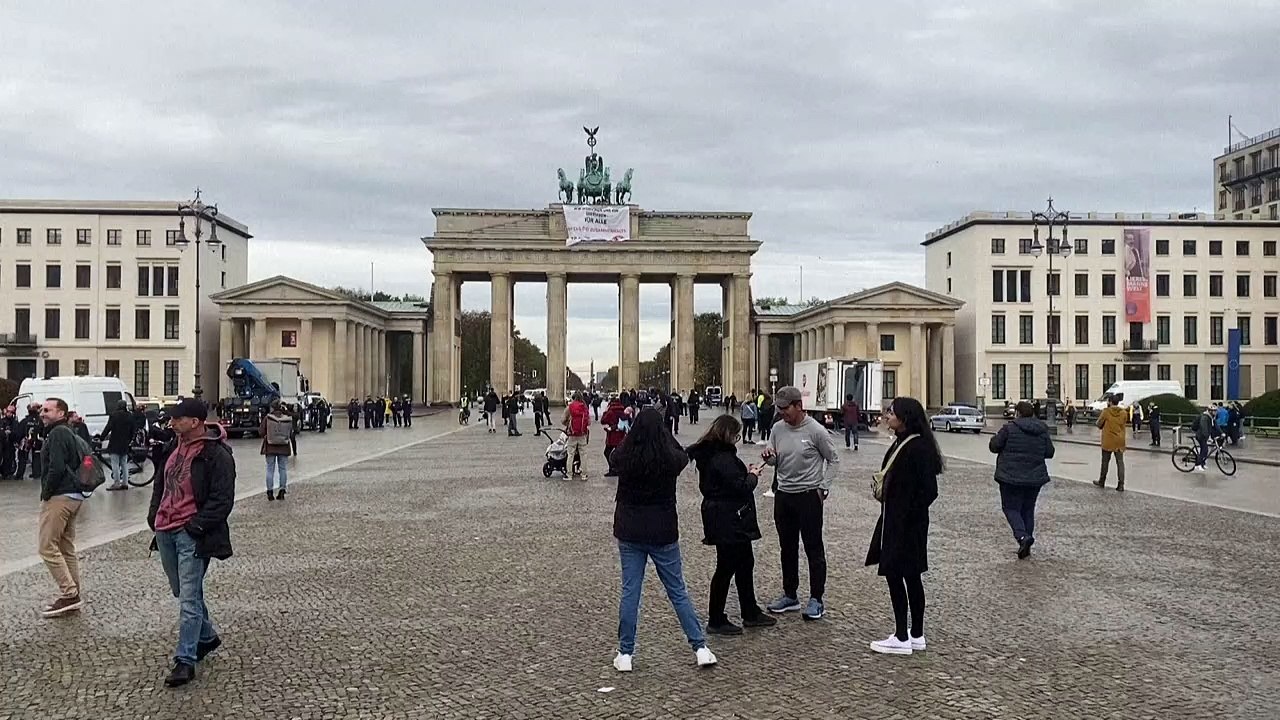 Aktivistinnen der "letzten generation" besteigen brandenburger tor