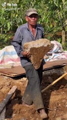 3 bác lớn tuổi vẫn vác đá chạy ăn từng ngày, cơm chẳng có gì