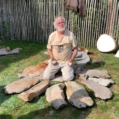 Cet homme joue du lithophone, un instrument à percussion formé de pierres