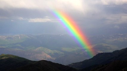 Pelangi mixkit-rainbow-glowing-in-the-mountains-9698-medium