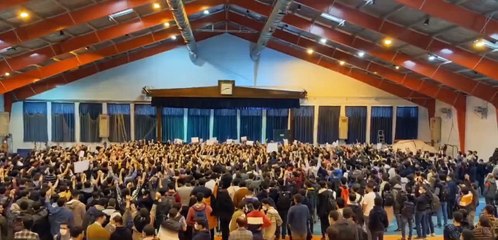 Tahran'daki üniversitede yüzlerce öğrenci sosyalist müzisyen marşını söyledi!
