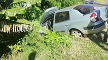 Clio vai parar no mato após pneu estourar na rodovia 467, em Cascavel