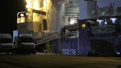 Скачать видео: Catania, lo sbarco dei migranti dalla Geo Barents