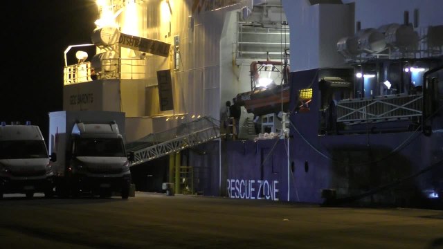 Catania, lo sbarco dei migranti dalla Geo Barents