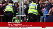 Le roi Charles III et la reine consort Camilla ont été visés par des jets d’oeufs lors d’une visite à York pour inaugurer une statue d'Elizabeth II - VIDEO