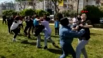 Antalya'da ortaokullu kızlar yi̇ne saç saça kavga etti