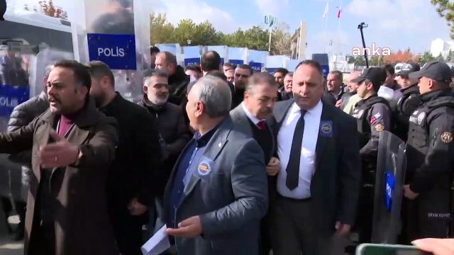 Eğitim sendikalarının AYM önündeki ‘meslek nöbeti’ne polis müdahalesi: Sendika yöneticileri ters kelepçeyle gözaltına alındı