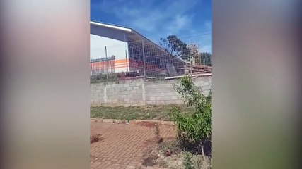 Prefeitura vai aplicar multa em si mesma, questiona trabalhador diante de sujeita em obra de escola