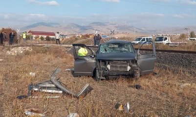Afyon'da tren, hemzemin geçitte minibüse çarptı: 2 yaralı