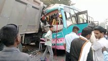 बस और डंपर की जोरदार भिड़ंत में 40 यात्री घायल, कैबिन में फंसे ड्राइवर की JCB से बॉडी तोड़कर निकाला