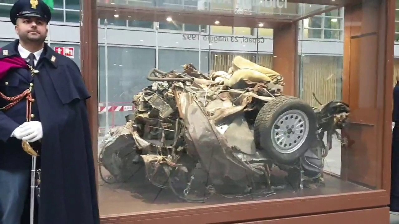 I resti dell’auto della scorta di Falcone esposti a Milano