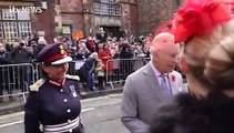 القبض على رجل بعد إلقائه البيض على ملك بريطانيا وزوجته (فيديو)