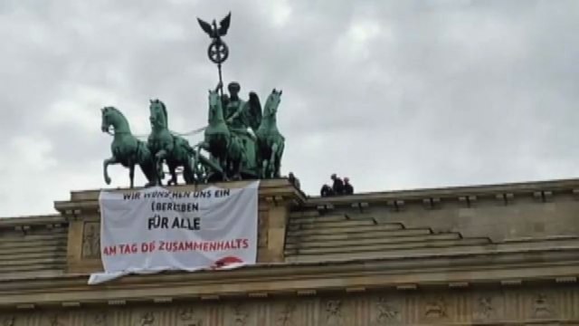 Berlino, attivisti di Last Generation sulla Porta di Brandeburgo