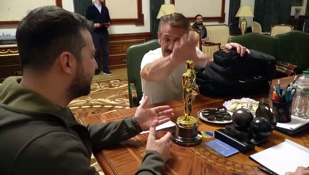 L'acteur américain Sean Penn remet à Volodymyr Zelensky son Oscar