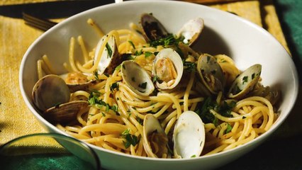 Spaghetti with Clams and Garlic - Frank Falcinelli, Frank Castronovo