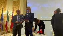 Fiorentina, Antognoni dona la maglia del team all'ambasciatore italiano in Turchia