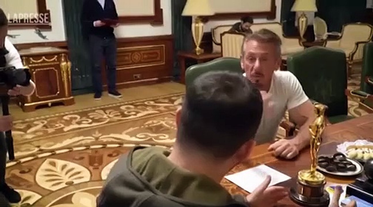 Sean Penn vola a Kiev e dona la sua statuetta dell'Oscar a Zelensky