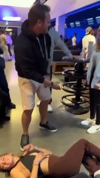 Ce magicien est beaucoup trop fort pour hypnotiser les gens