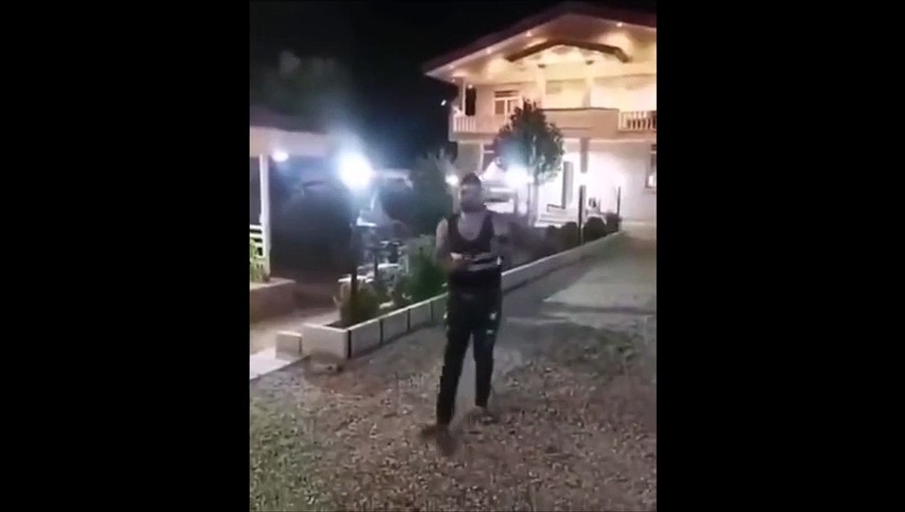 Il fait le kéké avec son fusil à pompe... bim, grosse bosse sur le crane