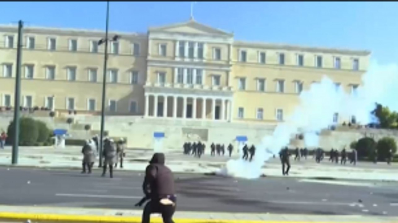 Unjuk Rasa Tolak Kenaikan BBM di Athena Berujung Bentrok