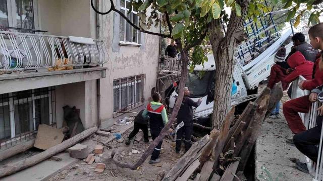 Isparta'da otomobille çarpışan kamyonet bahçe duvarına çarparak durabildi