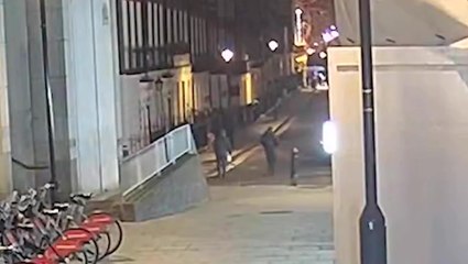 Moment thief violently attacks victim and steals watch after befriending him in bar