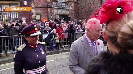 El rey Carlos y su esposa fueron blanco de huevazos en su visita a York