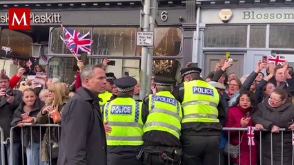 Detienen a hombre por lanzar huevos al Rey Carlos III; así reaccionó