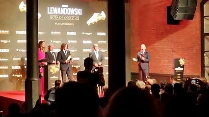 Robert Lewandowski recibe la Bota de Oro de manos de Carles Puyol