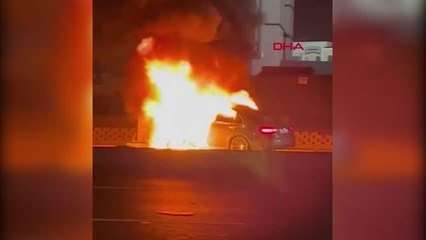 BAŞAKŞEHİR'DE KONTROLDEN ÇIKAN OTOMOBİL DİREĞE ÇARPIP YANDI