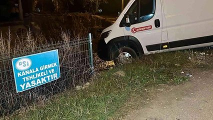 Kapalı köprüyü fark etmedi, yolda asılı kaldı