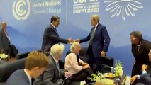 John Kerry, başına 15 milyon dolar ödül koydukları Maduro'nun önünde ceketini ilikledi