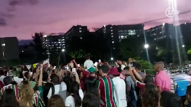 Nos braços da galera! Fred vai ao jogo do Fluminense de transporte público e causa alvoroço da torcida