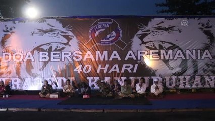 MALANG- Endonezya'da yaşanan izdihamda hayatını kaybedenleri anmak için toplu dua edildi