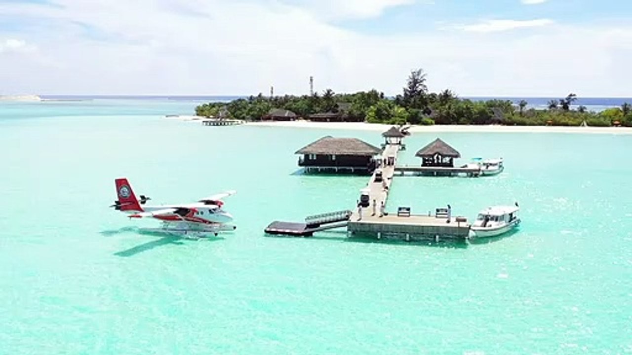 Wisata pantai mixkit-paradise-port-on-an-island-2883-medium