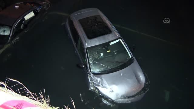 Zeytinburnu'nda 2 otomobil dereye düştü