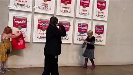 Ativistas ambientais colam mãos em obra de Warhol
