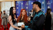Katy Perry & Wynonna Judd Meet For The First Time On The Red Carpet, Talk About Music Legends, Beauty Secrets & More | CMA Awards 2022