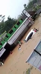 flash floods in Indonesia one car sank and was barely out of control