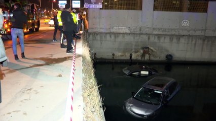Zeytinburnu'nda 2 otomobil dereye düştü