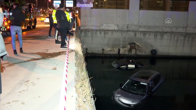 Zeytinburnu'nda 2 otomobil dereye düştü
