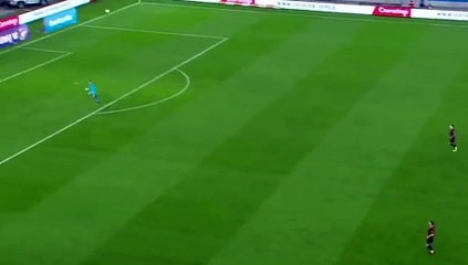 Podolski da centrocampo: gol incredibile