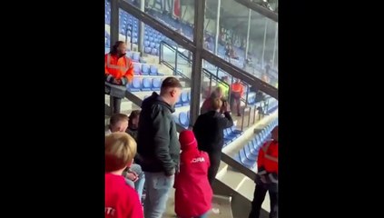 Video, tifoso del Twente ottiene il numero di telefono allo stadio da una tifosa avversaria