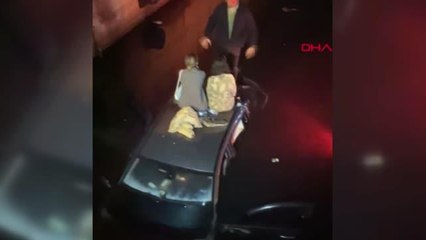 İSTANBUL-ZEYTİNBURNU'NDA İKİ OTOMOBİL DEREYE UÇTU; 4 KİŞİ DEREDEN İTFAİYE TARAFINDAN ÇIKARILDI