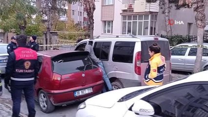 Sivas'ta feci olay: İki otomobilin arasında sıkışan genç hayatını kaybetti