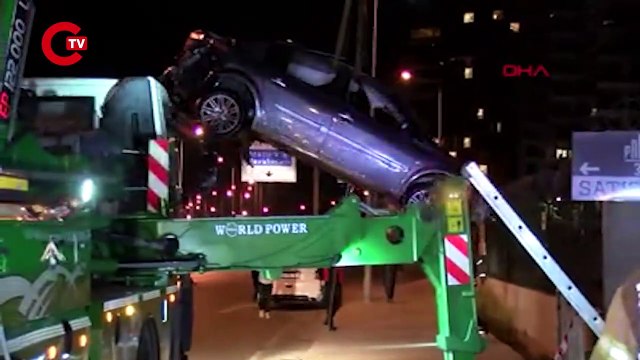 Zeytinburnu'nda iki otomobil dereye uçtu: 4 kişi itfaiye ile kurtarıldı