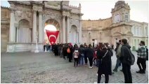 İstanbullular Dolmabahçe Sarayı'na akın ediyor