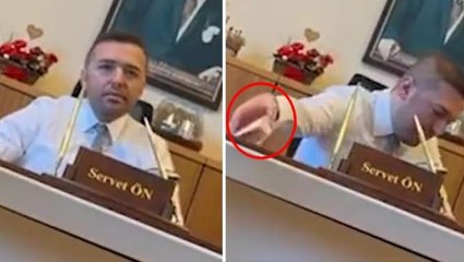 Bu görüntü çok konuşulur! Belediyede görevli müdür, bir balya parayı alıp çekmecesine attı